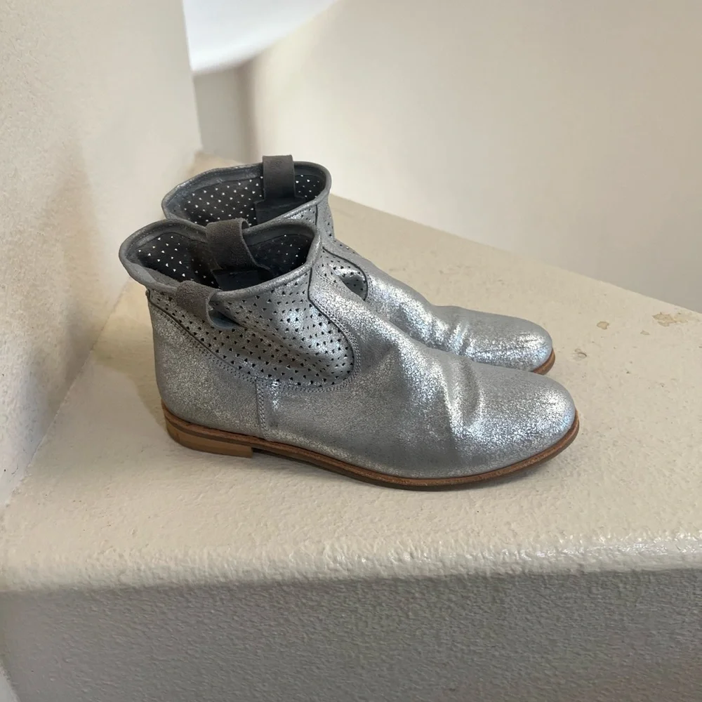 Manuela de‎ juan Women’s Silver Ankle Boots Booties . Size 8